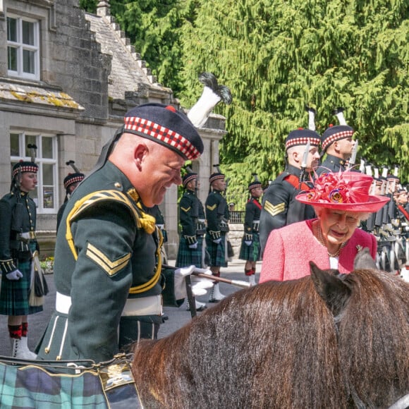 La reine Elisabeth II d'Angleterre lors d'une inspection des troupes de Balaklava Company, 5ème Bataillon du Régiment Royal d'Écosse à Balmoral, Royaume Uni, le 9 août 2021.