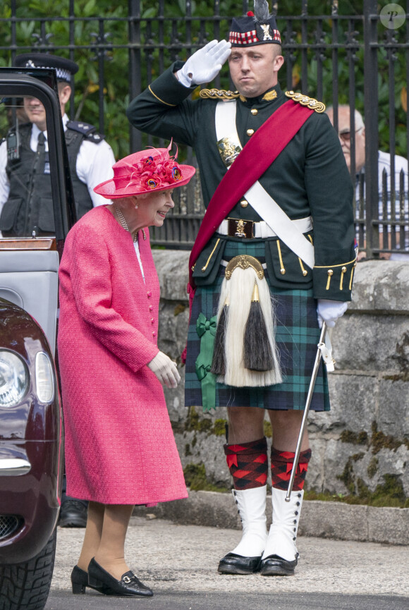 La reine Elisabeth II d'Angleterre lors d'une inspection des troupes de Balaklava Company, 5ème Bataillon du Régiment Royal d'Écosse à Balmoral, Royaume Uni, le 9 août 2021.