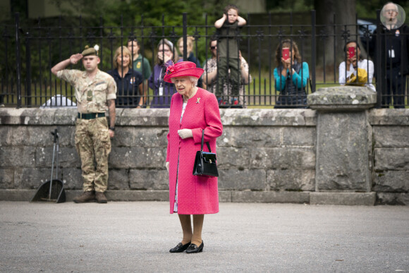 La reine Elisabeth II d'Angleterre lors d'une inspection des troupes de Balaklava Company, 5ème Bataillon du Régiment Royal d'Écosse à Balmoral, Royaume Uni, le 9 août 2021.