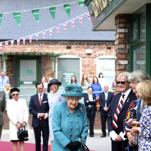 La reine Elisabeth II d'Angleterre visite le plateau de tournage de la série "Coronation Street" à Manchester, le 8 juillet 2021.
