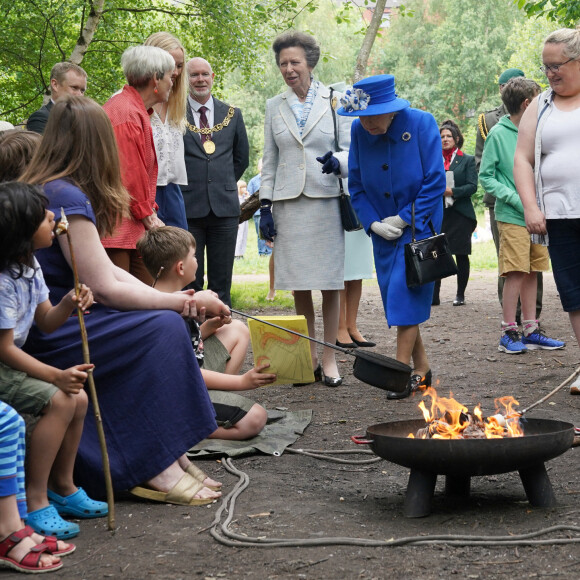 La reine Elisabeth II d'Angleterre et la princesse Anne visitent l'association "Children's Wood Project" à Glasgow, le 30 juin 2021.