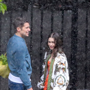 Lily Collins et Lucas Bravo tournent une scène romantique sous la pluie dans les rues de Paris, pour la saison 2 de la série "Emily in Paris". Le 19 mai 2021.