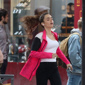 Lily Collins fait un jogging dans les rues déconfinées de Paris, à l'occasion d'une scène du tournage de la saison 2 de la série "Emily in Paris". Le 19 mai 2021.