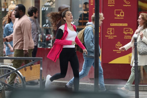 Lily Collins fait un jogging dans les rues déconfinées de Paris, à l'occasion d'une scène du tournage de la saison 2 de la série "Emily in Paris". Le 19 mai 2021.