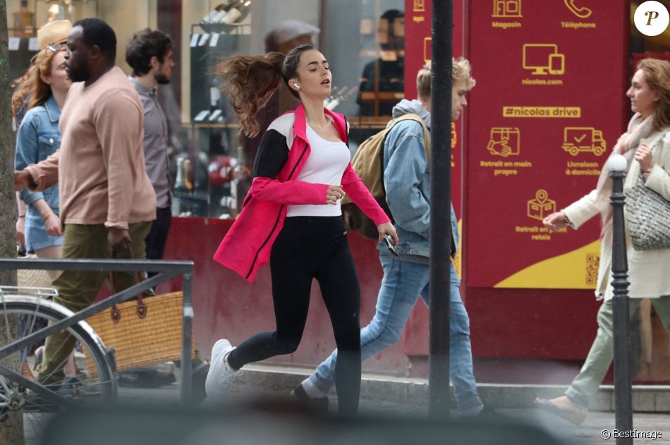 Lily Collins fait un jogging dans les rues déconfinées de Paris, à l&#039;occasion d&#039;une scène du tournage de la saison 2 de la série &quot;Emily in Paris&quot;. Le 19 mai 2021.