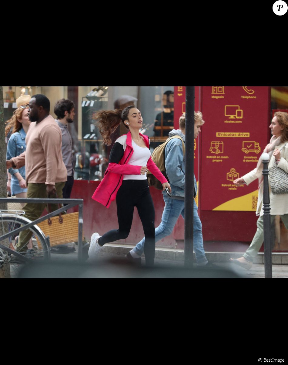 Lily Collins fait un jogging dans les rues déconfinées de Paris, à l'occasion d'une scène du tournage de la saison 2 de la série "Emily in Paris". Le 19 mai 2021.