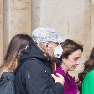 Lily Collins sur le tournage de la série "Emily in Paris" saison 2 au Louvre, avec la participation de Philippine Leroy-Beaulieu. Paris, le 17 mai 2021.
