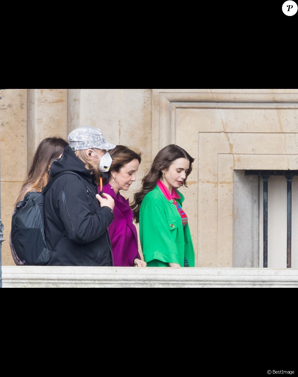 Lily Collins sur le tournage de la série "Emily in Paris" saison 2 au Louvre, avec la participation de Philippine Leroy-Beaulieu. Paris, le 17 mai 2021.