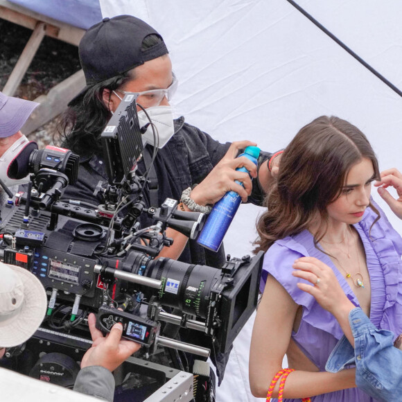 Lily Collins tourne une scène de la série "Emily in Paris" à Saint-Jean-Cap-Ferrat le 4 mai 2021.