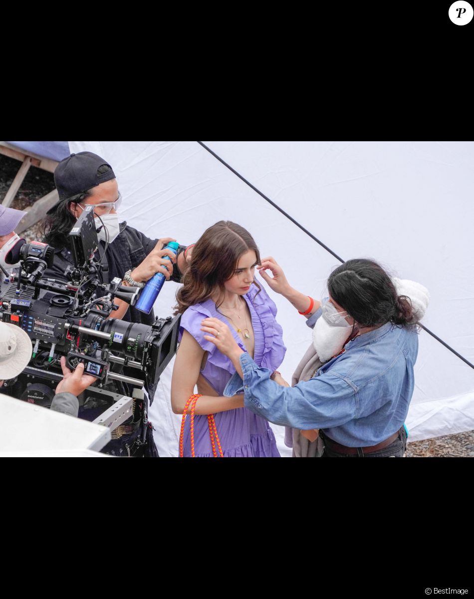 Lily Collins tourne une scène de la série "Emily in Paris" à Saint-Jean-Cap-Ferrat le 4 mai 2021.