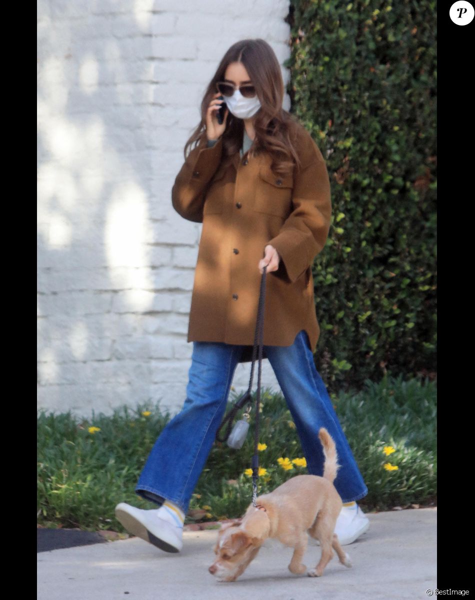 Lily Collins promène son chien à Los Angeles le 13 janvier 2021.