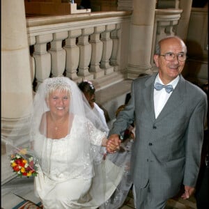 Marcel, le père de Mimie Mathy, avec sa fille à son mariage avec Benoist Gérard, à la mairie de Neuilly en 2005.