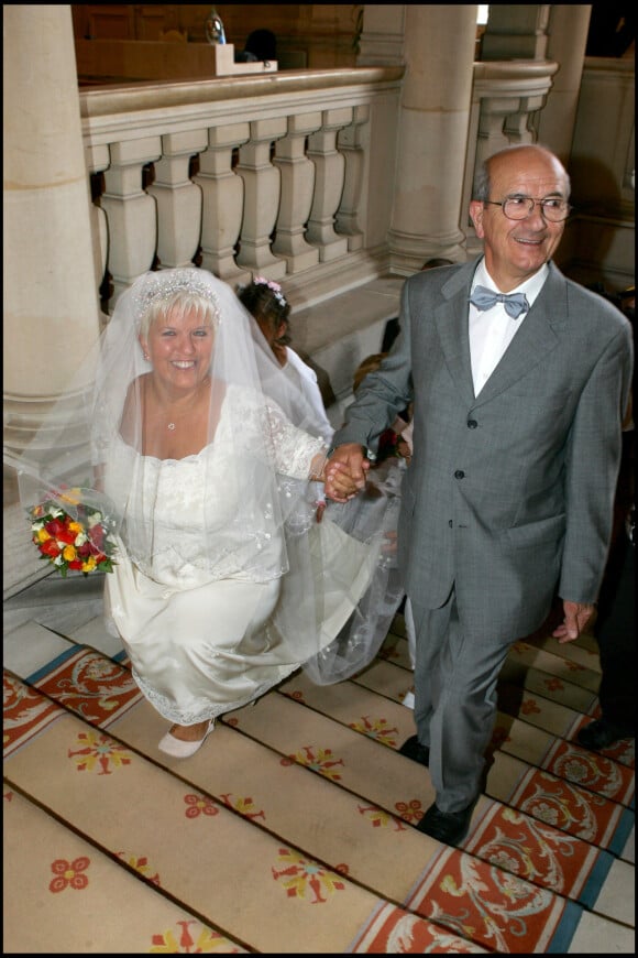 Marcel, le père de Mimie Mathy, avec sa fille à son mariage avec Benoist Gérard, à la mairie de Neuilly en 2005.