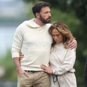 Jennifer Lopez et son compagnon Ben Affleck se promènent en amoureux dans les Hamptons lors du week end du 4 juillet à New York, le 3 juillet 2021.