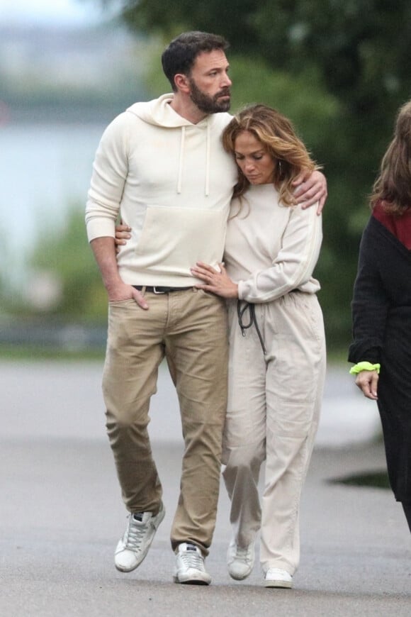 Jennifer Lopez et son compagnon Ben Affleck se promènent en amoureux dans les Hamptons lors du week end du 4 juillet à New York, le 3 juillet 2021.