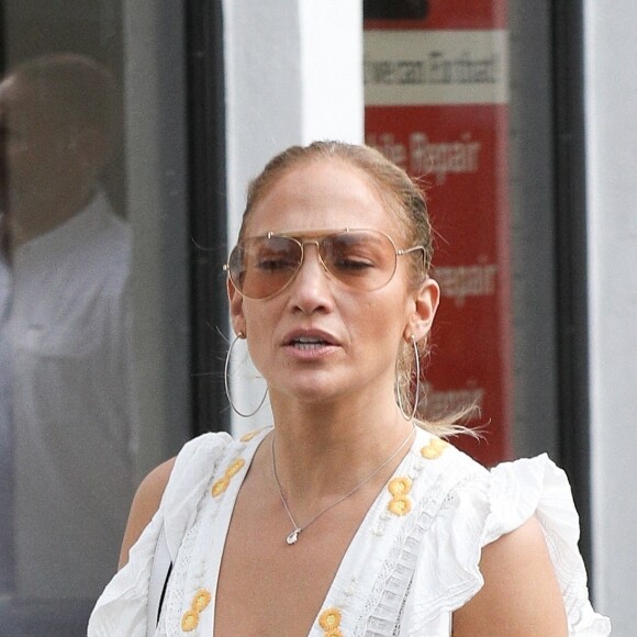 Jennifer Lopez porte une magnifique robe blanche pour aller faire du shopping avec sa soeur Linda et sa manager dans les Hamptons à New York, le 5 juillet 2021 