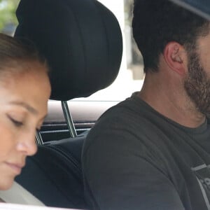 Ben Affleck et Jennifer Lopez s'embrassent tendrement et visitent des maisons dans des domaines sécurisés à Beverly Hills, le 16 juillet 2021. Ensemble et inséparables depuis mai 2021, Jennifer Lopez et Ben Affleck cherchent une maison pour y vivre avec leurs enfants respectifs.
