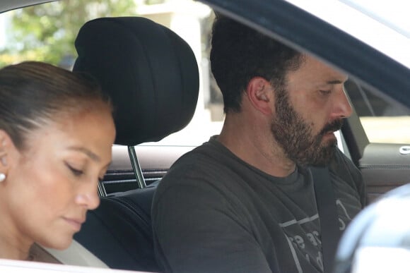 Ben Affleck et Jennifer Lopez s'embrassent tendrement et visitent des maisons dans des domaines sécurisés à Beverly Hills, le 16 juillet 2021. Ensemble et inséparables depuis mai 2021, Jennifer Lopez et Ben Affleck cherchent une maison pour y vivre avec leurs enfants respectifs.