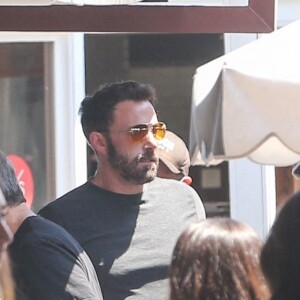 Jennifer Lopez et Ben Affleck déjeunent avec leurs enfants au Country Mart de Brentwood, Los Angeles, Californie, Etats-Unis, le 9 juillet 2021.