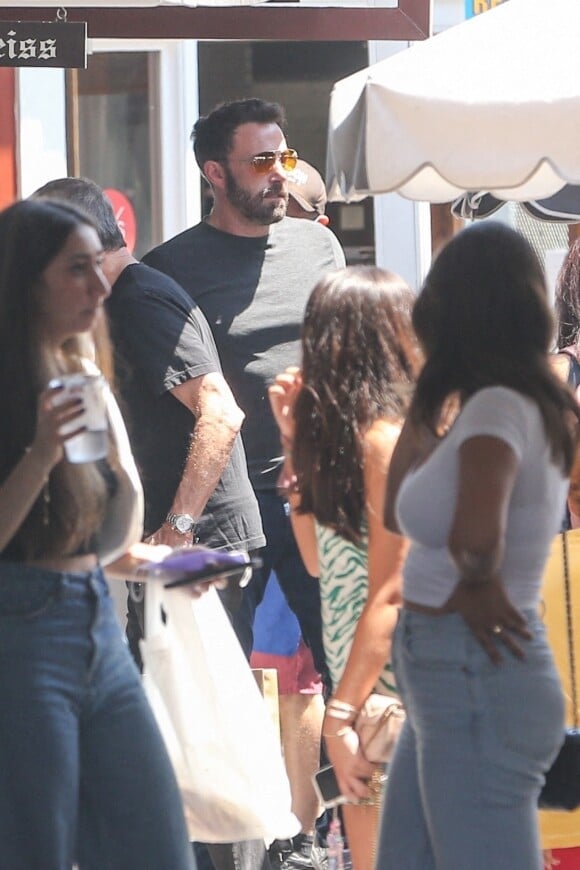 Jennifer Lopez et Ben Affleck déjeunent avec leurs enfants au Country Mart de Brentwood, Los Angeles, Californie, Etats-Unis, le 9 juillet 2021.