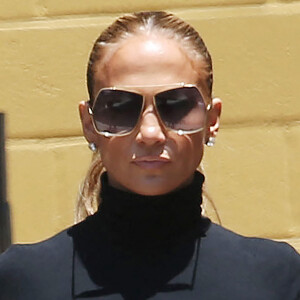Jennifer Lopez visite avec son fils Maximilian une école privée de Santa Monica, Los Angeles, Californie, Etats-Unis, le 10 juillet 2021.