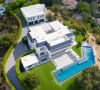 Exclusif - Jennifer Lopez et Ben Affleck s'intéressent de près à cette maison de 85 millions de dollars, composée de 12 chambres et 24 salles de bains, qu'ils ont visité à Beverly Hills. Le 11 août 2021. 