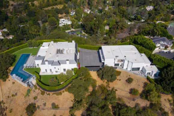 Exclusif - Jennifer Lopez et Ben Affleck s'intéressent de près à cette maison de 85 millions de dollars, composée de 12 chambres et 24 salles de bains, qu'ils ont visité à Beverly Hills. Le 11 août 2021. 