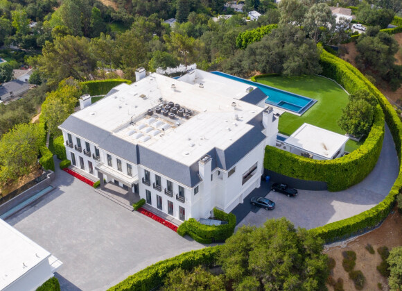 Exclusif - Jennifer Lopez et Ben Affleck s'intéressent de près à cette maison de 85 millions de dollars, composée de 12 chambres et 24 salles de bains, qu'ils ont visité à Beverly Hills. Le 11 août 2021. 