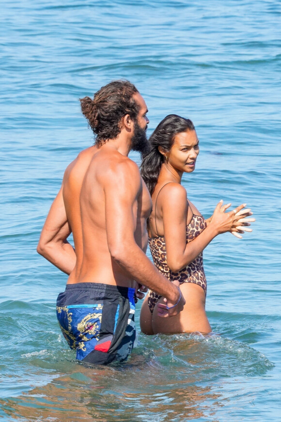 Exclusif - Lais Ribeiro et son fiancé Joakim Noah profitent d'une journée à la plage en amoureux à Malibu, le 26 juin 2020.