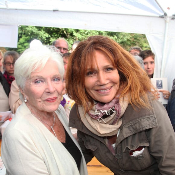 Line Renaud et Clementine Célarié en dedicace lors de la "Forêt des livres" à Chanceaux-Pres-Loches. Le 25 août 2013.