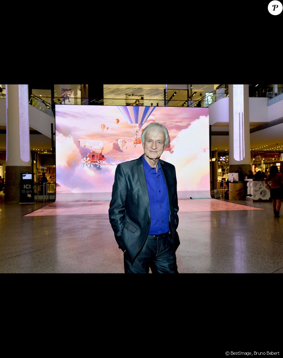 Exclusif - Dave, pose sur la place centrale du centre commercial CAP3000 où il avait donné un concert il y a 50 ans dans le cadre des festivités organisées à l'époque par CAP3000. © Bruno Bebert/Bestimage
