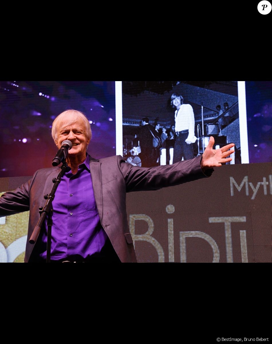 Exclusif - Dave en concert surprise durant la célébration des 50 ans du centre commercial CAP3000 le 21 novembre 2019. © Bruno Bebert/Bestimage