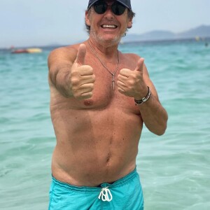 Jean-Luc Reichmann, sous le soleil et les pieds dans l'eau, a mis son plus beau maillot !