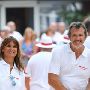 Jean-Luc Reichmann et sa femme Nathalie lors du trophée de pétanque "Sénéquier 209" sur la place des Lices à Saint-Tropez, Côte d'Azur, France, le 22 août 2019.