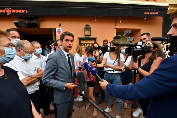 Gabriel Attal, le secrétaire d'État auprès du Premier ministre et porte-parole du gouvernement, en déplacement à Nice, le 10 août 2021. © Bruno Bebert / Bestimage