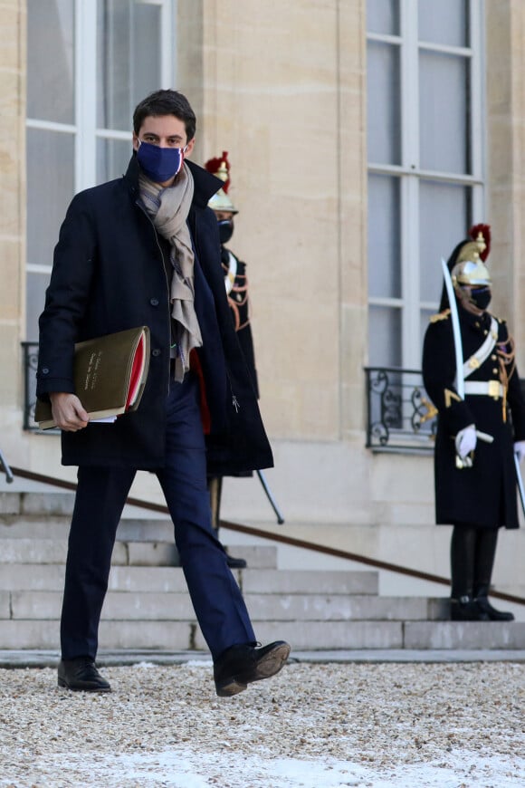 Gabriel Attal - Sorties du conseil des ministres du mercredi 10 février 2021 au palais de l'Elysée à Paris © Stéphane Lemouton / Bestimage