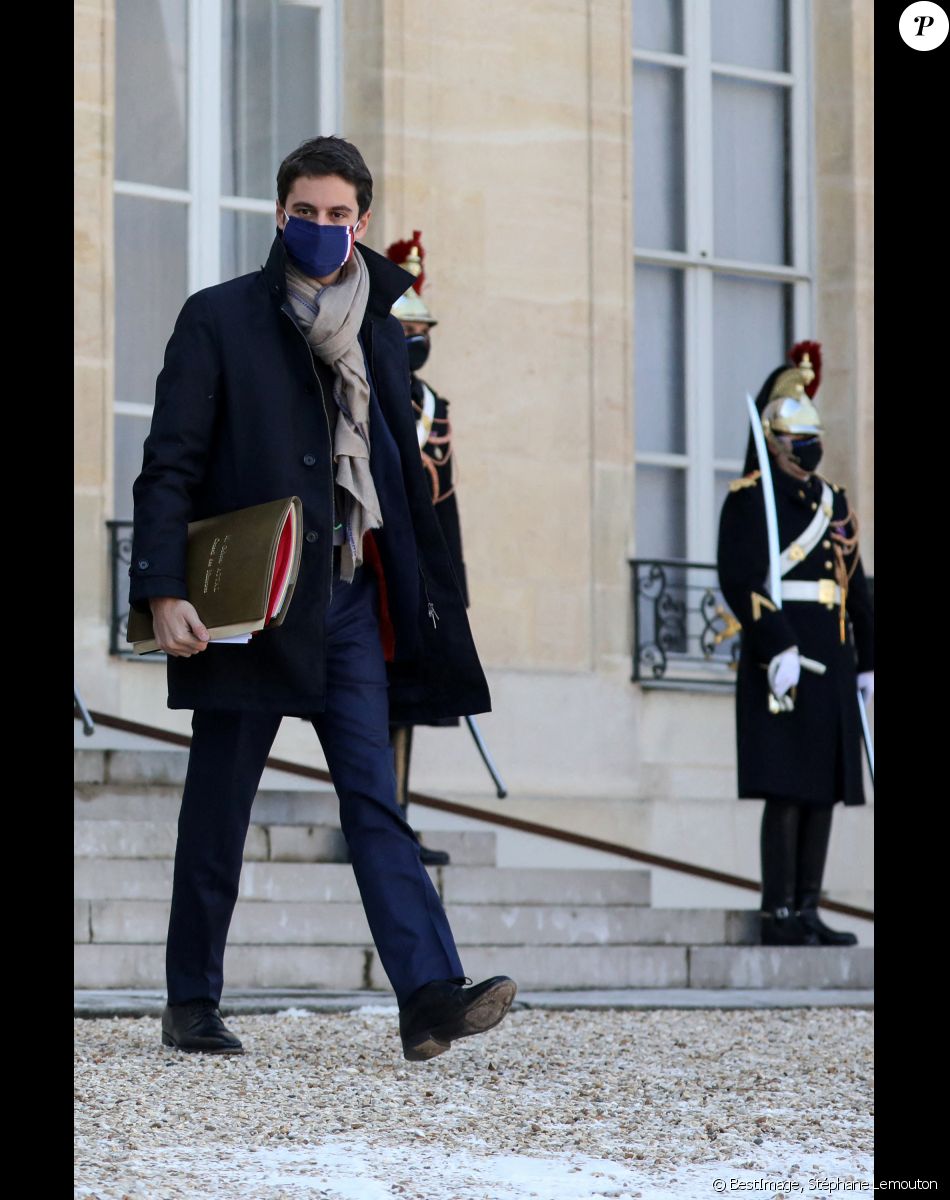 gabriel attal torse nu le secrétaire d etat sur le front même en