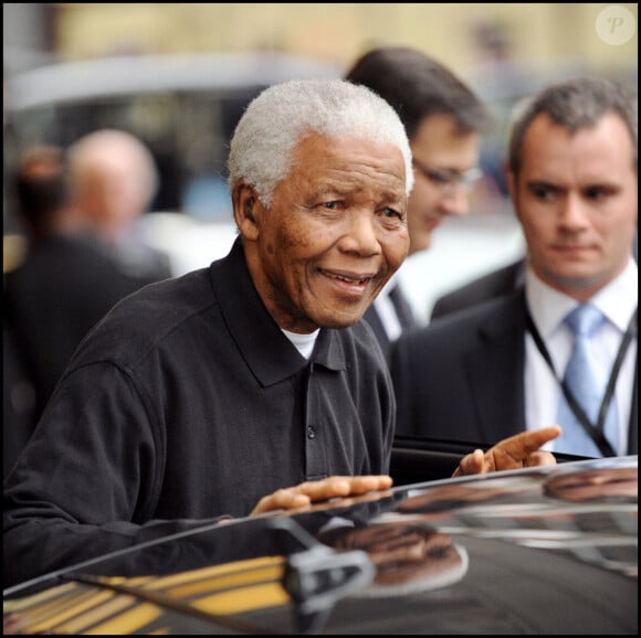 Nelson Mandela a la sortie de son hotel a Londres.