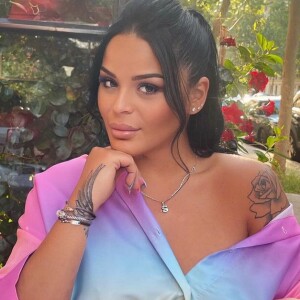 Sara Fraisou annonce sa volonté de s'absenter des réseaux sociaux après la mort de sa tante.