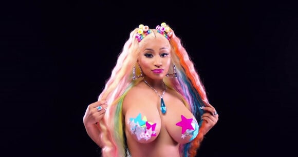 Nicki Minaj topless dans le nouveau clip "Trollz" aux côtés du rappeur Tekashi 6ix9ine. Los Angeles. Le 12 juin 2020. 