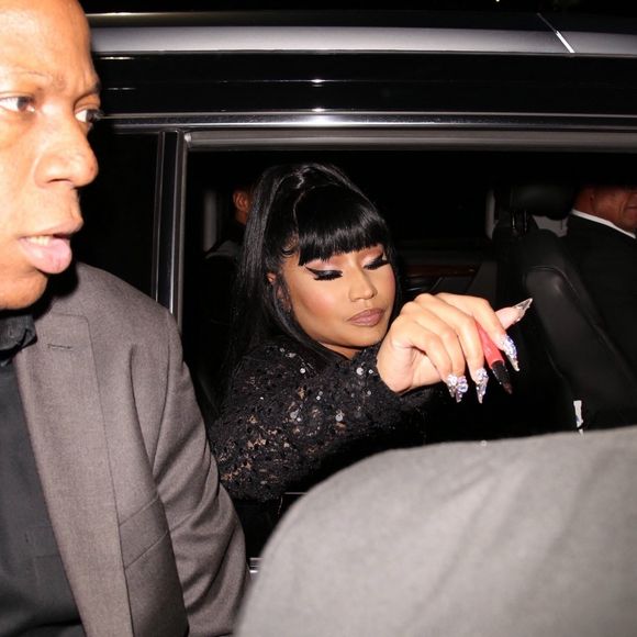 Nicki Minaj salue ses fans à la sortie de la soirée Billboard Women of the Year Awards dans le quartier de Hollywood à New York, le 12 décembre 2019