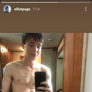 Elliot Page, torse nu et musclé, en mode selfie sur Instagram. Août 2021