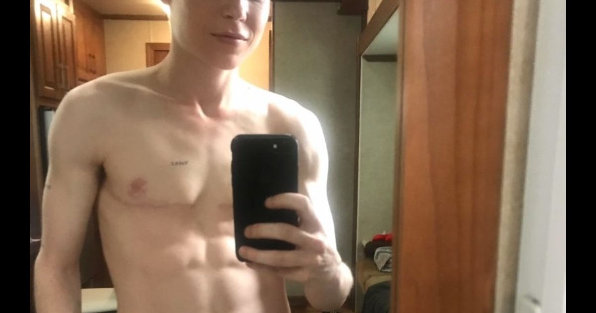 Elliot Page torse nu et muscl  en  mode  selfie  sur 
