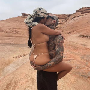 Pour des vacances avec Kourtney Kardashian, son compagnon Travis Barker a repris l'avion, 13 ans après un crash dont il était passager.