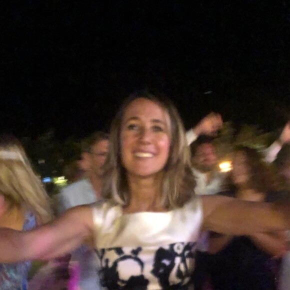 Alexia Laroche-Joubert s'éclate à un mariage.