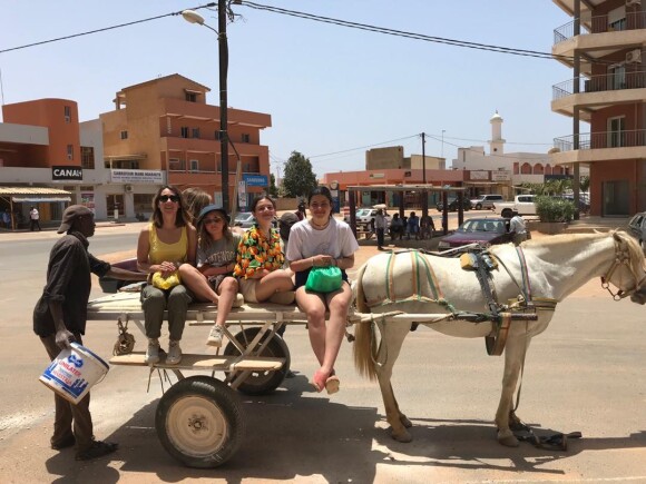 Alexia Laroche-Joubert et ses filles à Dakar. Avril 2019