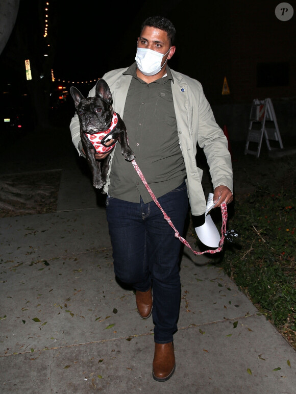 Exclusif - Le chien de Lady Gaga est récupéré par son garde du corps à la station Hollywood LAPD après que son son promeneur ait été blessé.