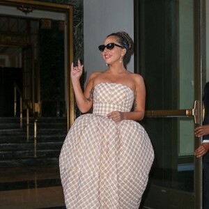 Lady Gaga salue les photographes à la sortie de son hôtel à New York, le 5 août 2021.