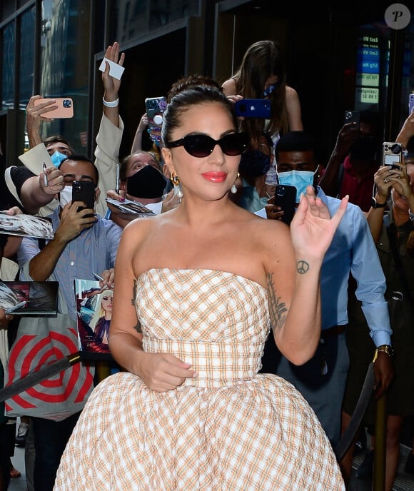 Lady Gaga salue les photographes à la sortie de son hôtel à New York, le 5 août 2021.