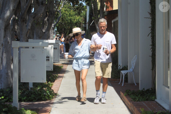 Exclusif - Selma Blair et son compagnon Ron Carlson font une pause café pendant leur séance de shopping sur Melrose Place à Hollywood, Los Angeles. Le 10 juillet 2021.